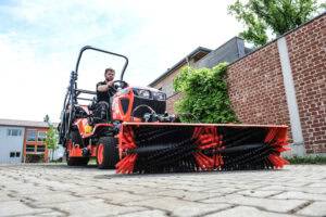 swe-ku-140-kehrmaschine-kubota-g261-einsatz03-matev